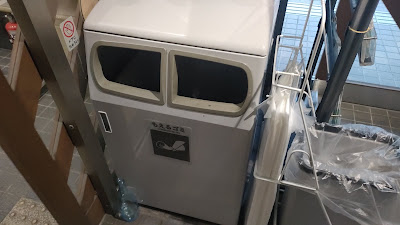 トイレ前に燃えるゴミ用のゴミ箱あり（夜間も利用可能）