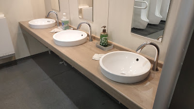 男子トイレ洗面台。清潔感あり、石けんあり、お湯は出ませんでした