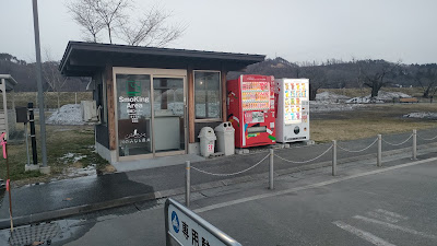 外の自動販売機の横にリサイクルボックス