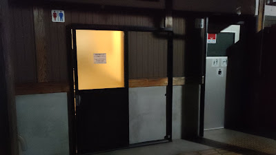 トイレ入り口。やや古めの印象