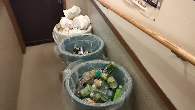 トイレ前の通路にゴミ箱が置かれていました