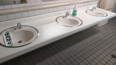 お湯は出なかったが最低限の設備は整っています。ただ、トイレ前の通路に床に虫の死骸？ゴミ？のようなものが散見されて清潔さはやや低め