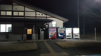 トイレ入り口横に自動販売機
