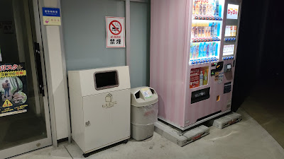 自動販売機の横に燃えるゴミ用のゴミ箱とリサイクルボックス
