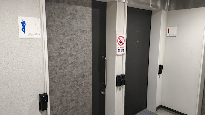 トイレ入り口。ドアの柄と男女トイレのマークがなんだかおしゃれです