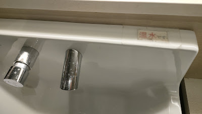 男子トイレ洗面台。左端のみ温水が出ます