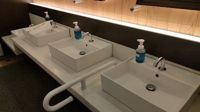 男子トイレ洗面台。訪問時は1か所使用禁止でしたが、清潔感あり、お湯・石けん完備。
