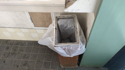トイレ内に燃えるゴミ用のゴミ箱