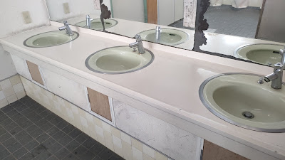 男子トイレ洗面台。お湯、石けんなし