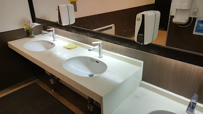 男子トイレ洗面台。泡ハンドソープ設置で、お湯も出ます