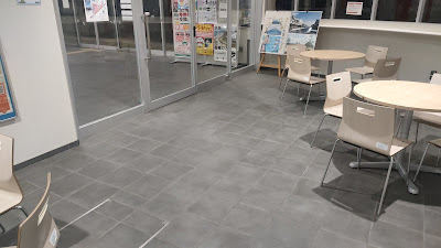 24時間開放された休憩スペース。暖房が効いてて暖かかったですが、少し狭いのとトイレへの動線のひとつになってるので、利用者は少ない印象です