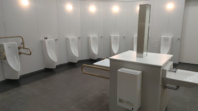 男子トイレ洗面台と小便器。手洗い場は水のみ（お湯は出ない）。「飲み水ではありません」の表記があるので、うがいなどには使用しないほうがよさそうです