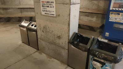 トイレの裏手にゴミ箱あり