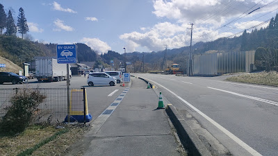 白馬方面から来た場合の最初の駐車場出入り口
