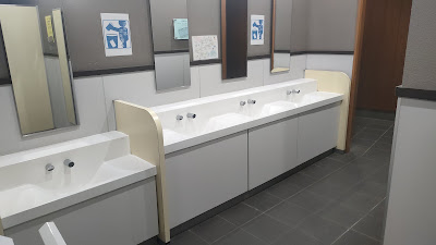 男子トイレ洗面台