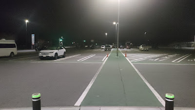 夜間の駐車場の様子