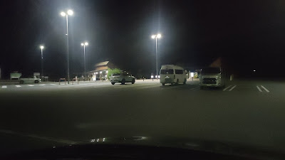 夜間の駐車場の様子2。照明は明るめです。