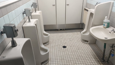 駐車場側トイレの男子トイレ。洗面台が1つで石けんあり、お湯なし。個室が狭いため大の場合はもうひとつのトイレ推奨。