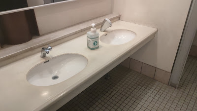 山側トイレの男子洗面台