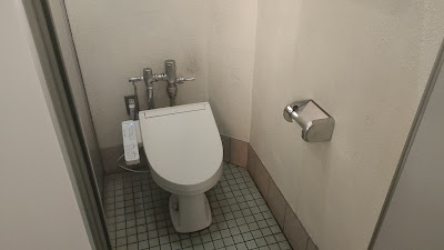 山側トイレの個室。洋式1・和式1。駐車場側トイレより個室が広いです。