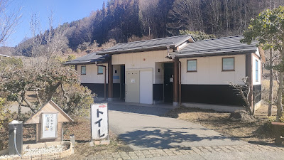 駐車場側トイレから少し奥（山側）に進んだ場所にあるトイレ