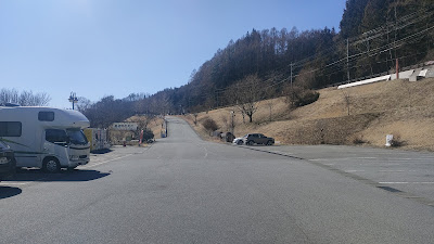 道の駅の建物正面（道路沿い）の駐車エリア。北側が普通車エリアで南側は大型車エリア