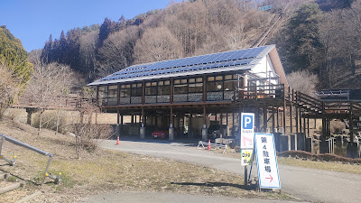 レストランの建物。手前には第4駐車場を案内する看板が見えます。