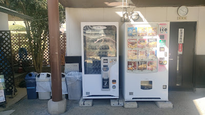 自動販売機の横に瓶・缶・ペットボトル・燃えるゴミのゴミ箱