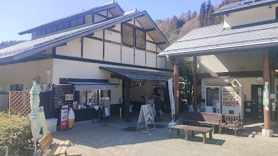 燃えるゴミ用のゴミ箱は売店付近に設置