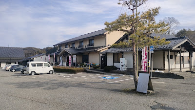 売店前の駐車スペースは車中泊不可です。（公式サイトに注意書きあり）