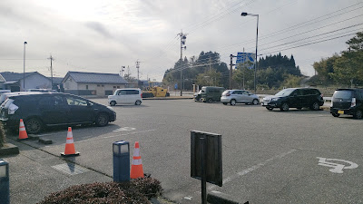竹橋口側駐車場（トイレ前・道路沿い）。車中泊はこちらに停めます。