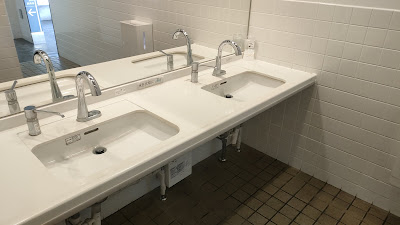 男子トイレ洗面台