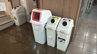 建物内に燃えるゴミ、瓶・缶、ペットボトルのゴミ箱があります。