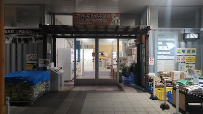 建物入り口付近にゴミ箱