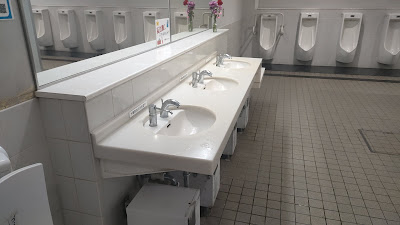 男子トイレ洗面台