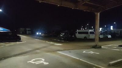 交通量多めの幹線道路沿いのためか、平日夜にも関わらずかなり混雑していました。