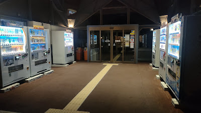 自動販売機の横にリサイクルボックス