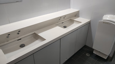 男子トイレ洗面台。24hトイレは規模の割に狭く感じました。