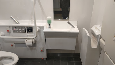 多目的トイレの手洗い場ではお湯が出ました。