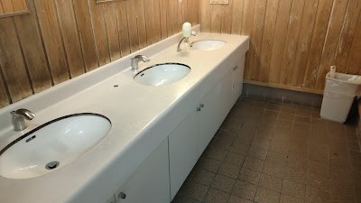 男子トイレ洗面台。一番奥だけお湯が出る。