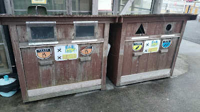 ゴミ箱（燃えるゴミ、カン・ビン、ペットボトル）