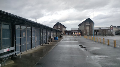 写真左の屋外バザールの前（写真奥側）にゴミ箱があります。