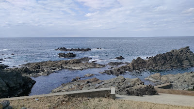 建物裏や2階展望台から日本海を見ることができます。