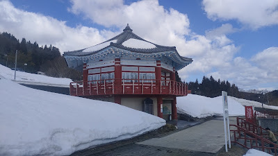 トイレ棟。2階が情報コーナーらしいですが、訪問時は開いてなかったです。