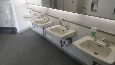男子トイレ洗面台。