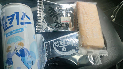 韓国の飲料とお菓子。バラ売りされていたのでお試しで購入してみました。