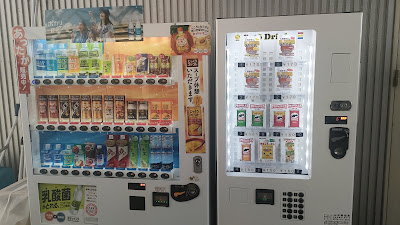 種類は少ないですが、パンやお菓子が入った自動販売機もあります