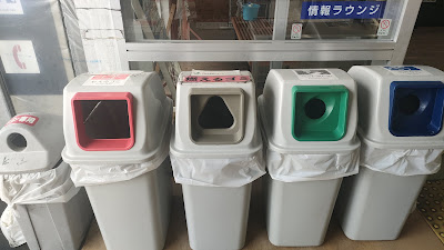 情報ラウンジ前のゴミ箱。燃えるゴミ・ペットボトル・カン瓶と分別が充実しています。