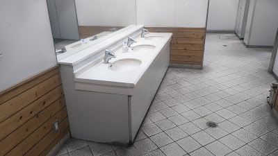 男子トイレの洗面台。清潔感があり、石けんも備わっています。
