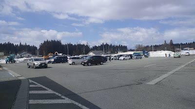 3月訪問時の普通車駐車場。除雪作業が行われており、奥には大きな雪の山が残っていました。